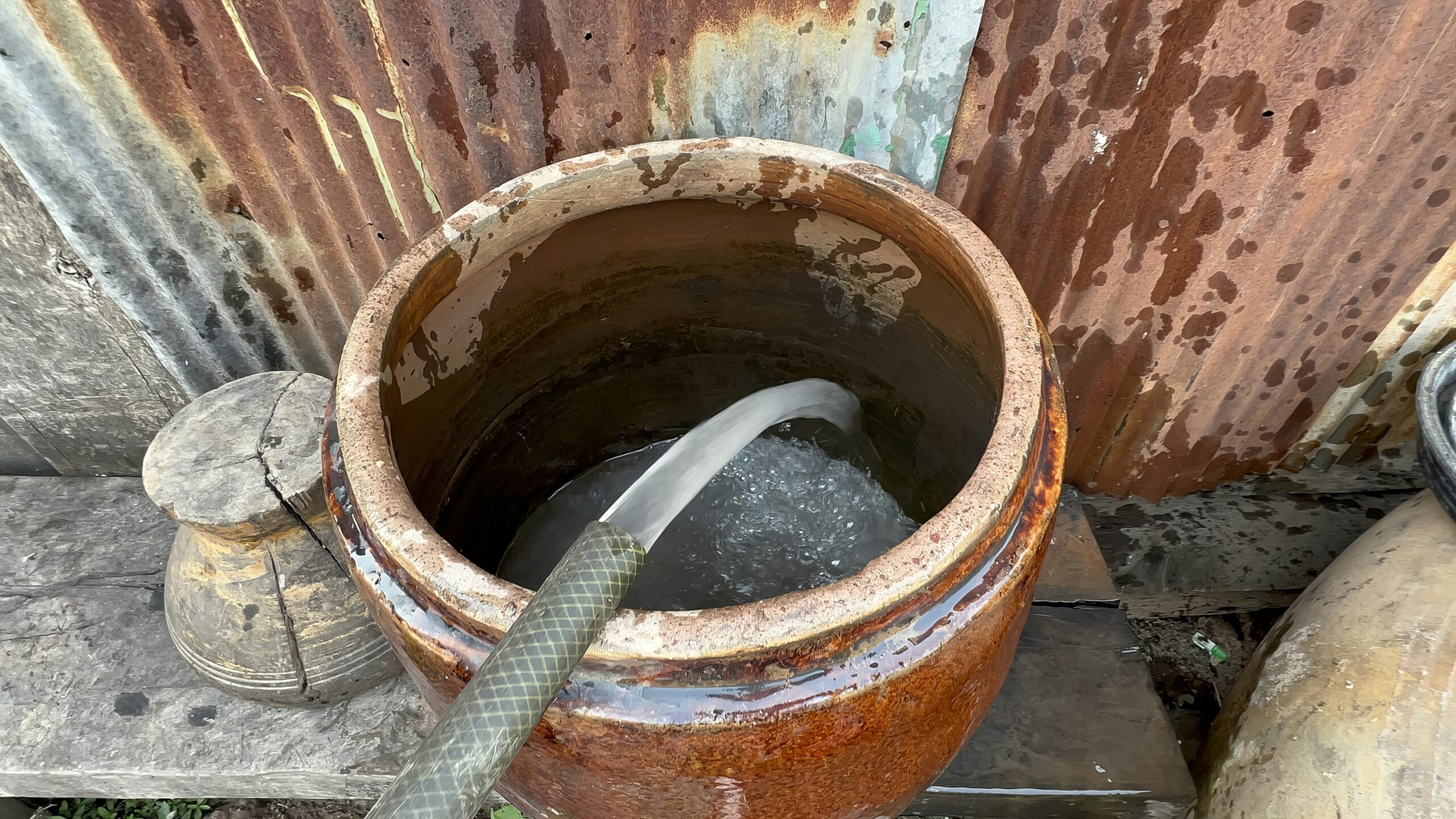 jarre remplie avec l'eau d'un forage au Cambodge